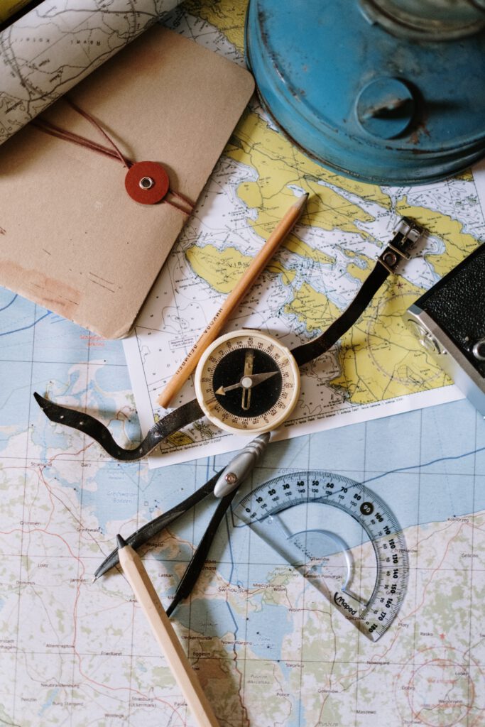 Landkarte mit Kompass, Stift und Winkelmesser 